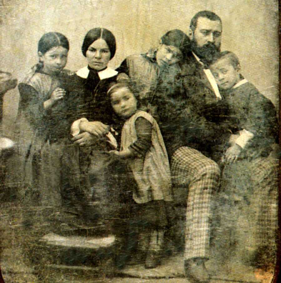 Jean-François Millet et sa famille vers 1853 Daguerreotype de Felix Feuardent Musée d'Orsay Paris